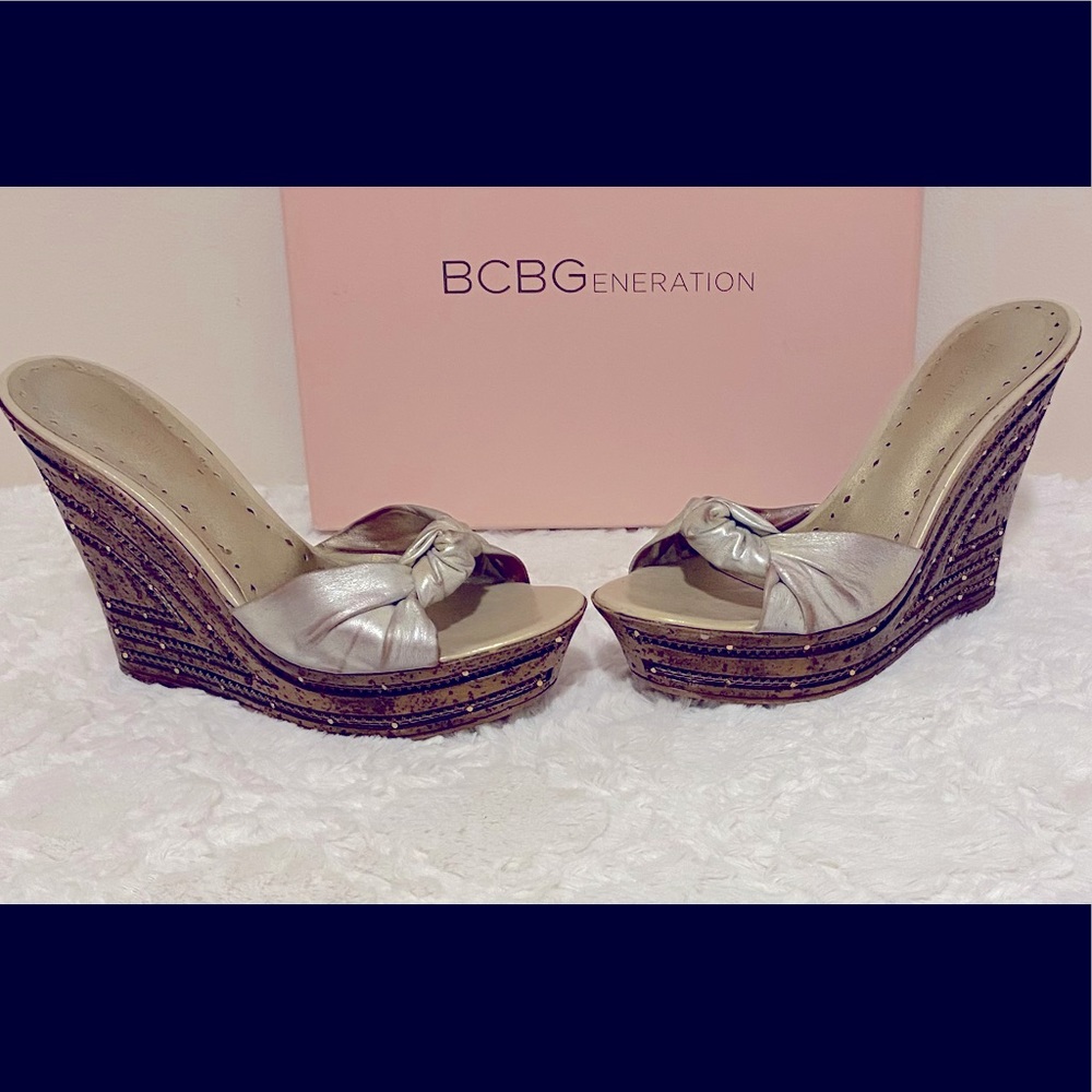 💕Auth💕 BCBGirls “ALFEA-ML”
Cream/Gold Metallic Lavato 4 1/2 inch Wedge Sz:9.5